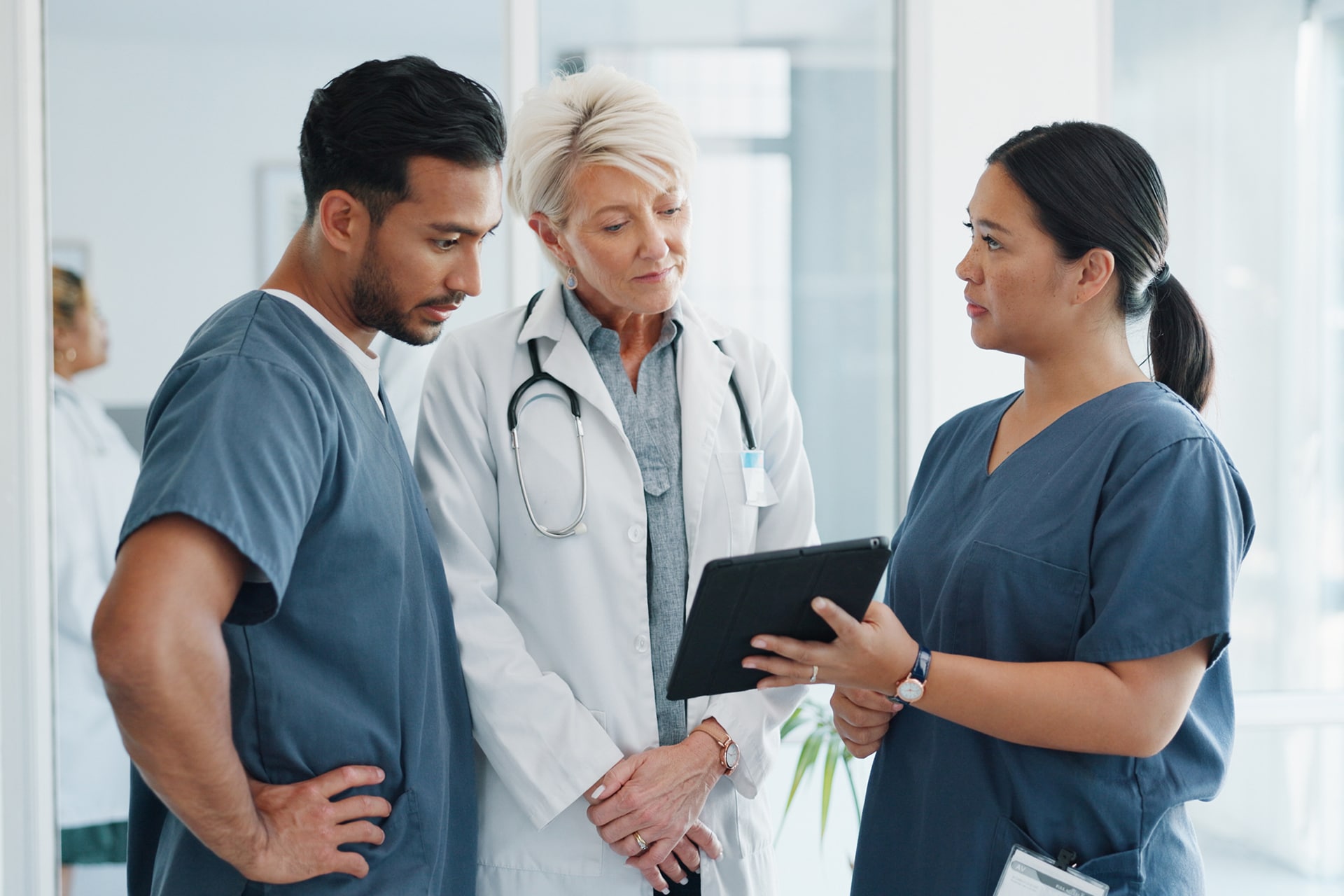 Medizinisches Team im Gespräch, kooperative Abstimmung zur Betreuung schwerkranker Patienten in ruhiger Umgebung